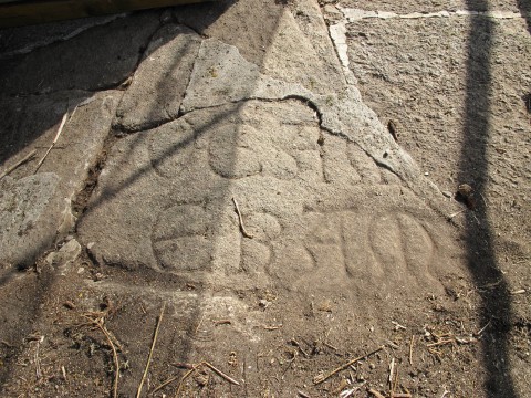 Aparece o resto dunha lápida antiga na cornixa da fachada da igrexa do Convento de San Francisco Aparece o resto dunha lápida antiga na cornixa da fachada da igrexa do Convento de San Francisco